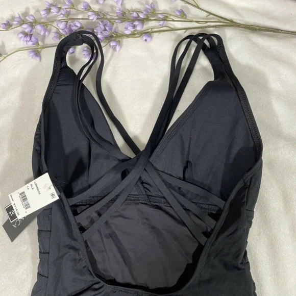 NWT La Blanca Cross Back One-Piece Swimsuit‎ 14 BLK One Pieces